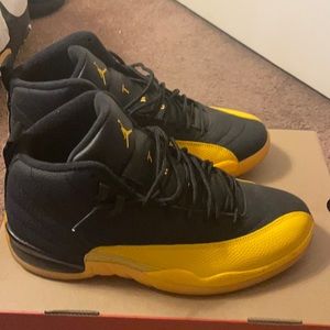 Jordan 12 BLK/YLW 10.5 like new